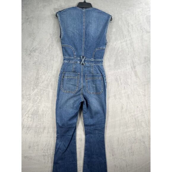New Free People CRVY Hyde Park Jumpsuit Size 6 V-neck Flare Leg Denim Jumpsuit - Picture 6 of 8